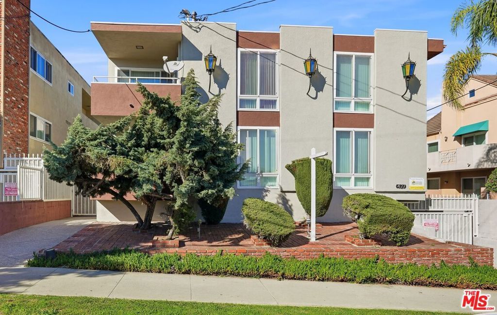 Image 2 of property listing at 427 E Tamarack Avenue, Inglewood, CA 90301