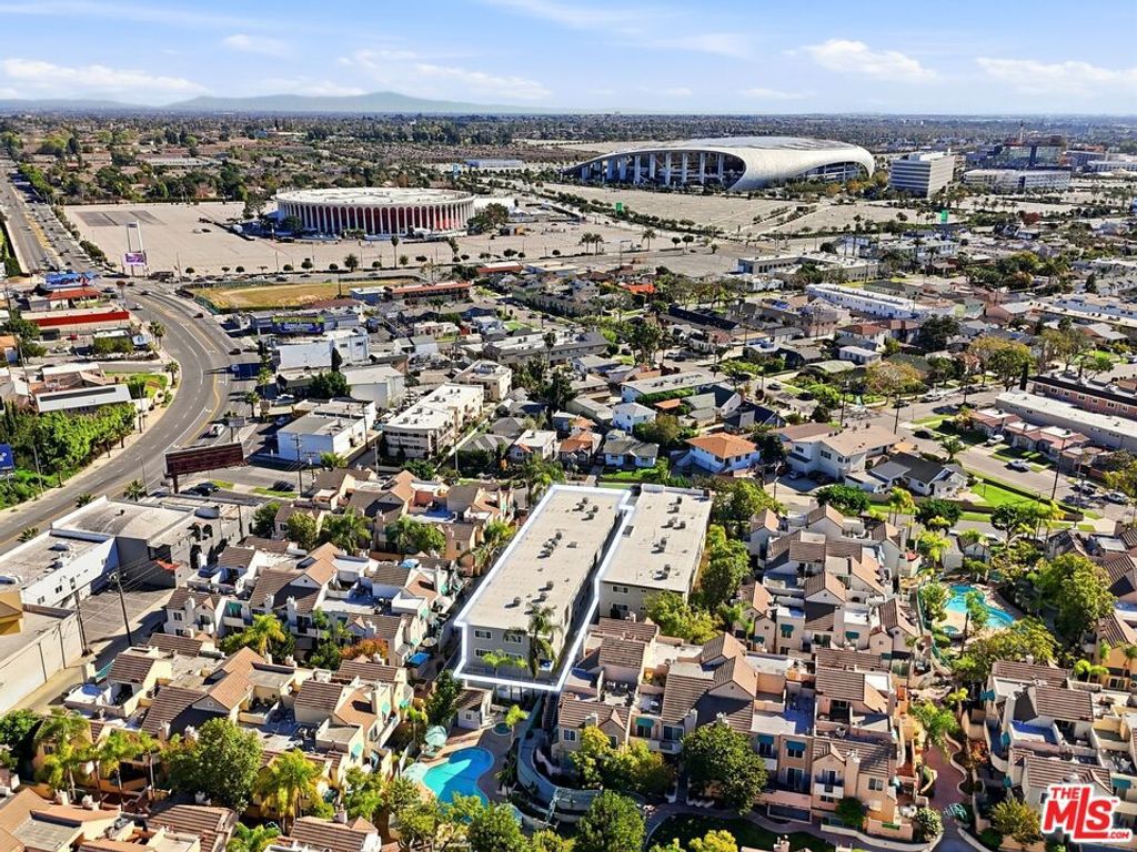 Image 7 of property listing at 427 E Tamarack Avenue, Inglewood, CA 90301