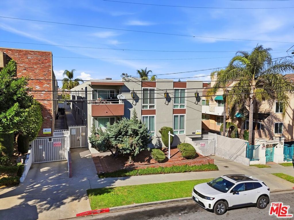 Image 9 of property listing at 427 E Tamarack Avenue, Inglewood, CA 90301