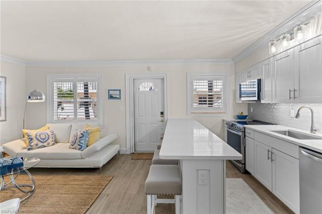 980 7th AVE S 102, Naples, FL 34102