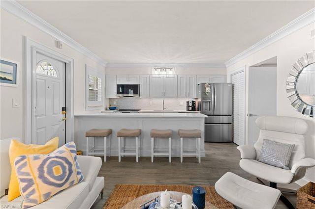 980 7th AVE S 102, Naples, FL 34102