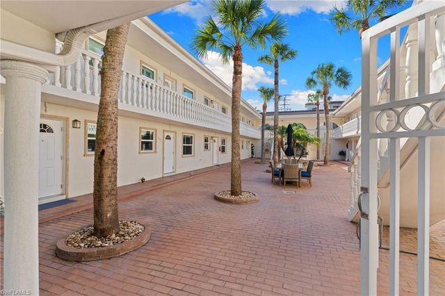 980 7th AVE S 102, Naples, FL 34102