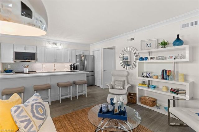 980 7th AVE S 102, Naples, FL 34102