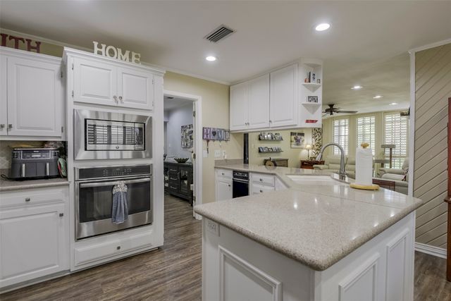 2010 Surrey Oaks Drive, Arlington, TX 76006
