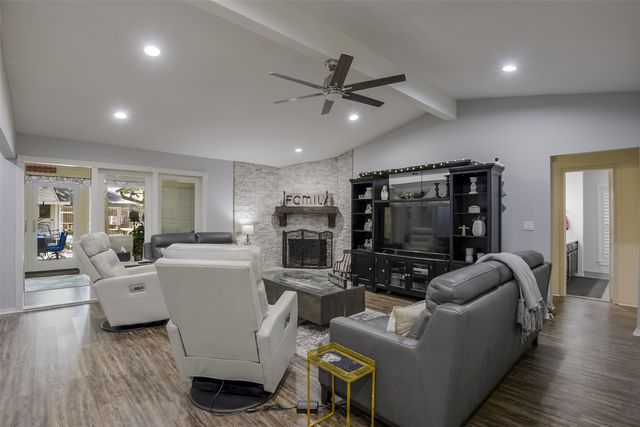 2010 Surrey Oaks Drive, Arlington, TX 76006