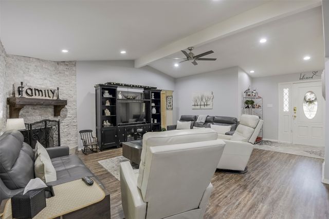 2010 Surrey Oaks Drive, Arlington, TX 76006