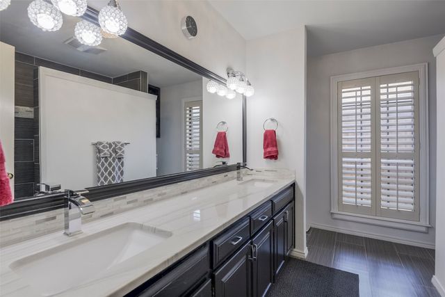 2010 Surrey Oaks Drive, Arlington, TX 76006