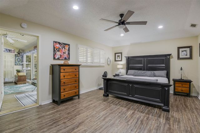 2010 Surrey Oaks Drive, Arlington, TX 76006