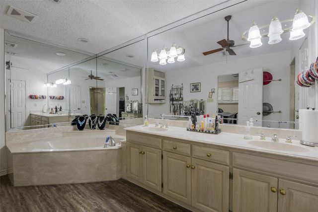 2010 Surrey Oaks Drive, Arlington, TX 76006