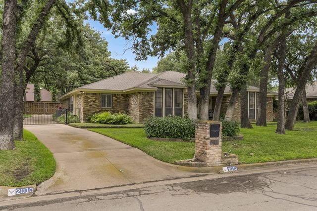 2010 Surrey Oaks Drive, Arlington, TX 76006