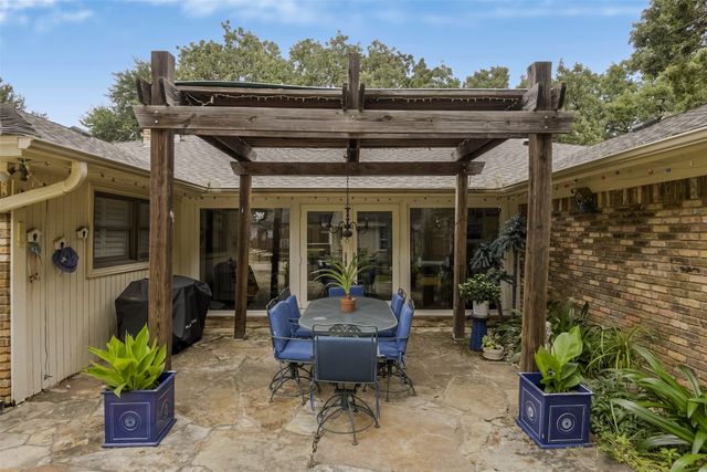 2010 Surrey Oaks Drive, Arlington, TX 76006