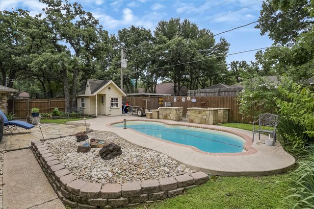 2010 Surrey Oaks Drive, Arlington, TX 76006