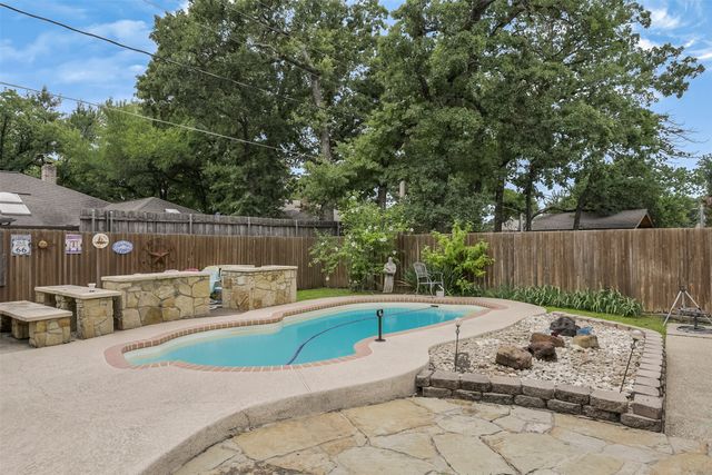 2010 Surrey Oaks Drive, Arlington, TX 76006