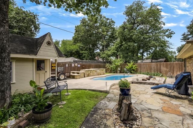 2010 Surrey Oaks Drive, Arlington, TX 76006
