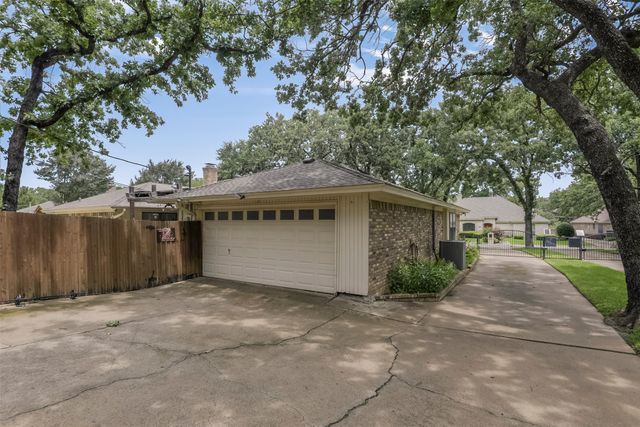 2010 Surrey Oaks Drive, Arlington, TX 76006