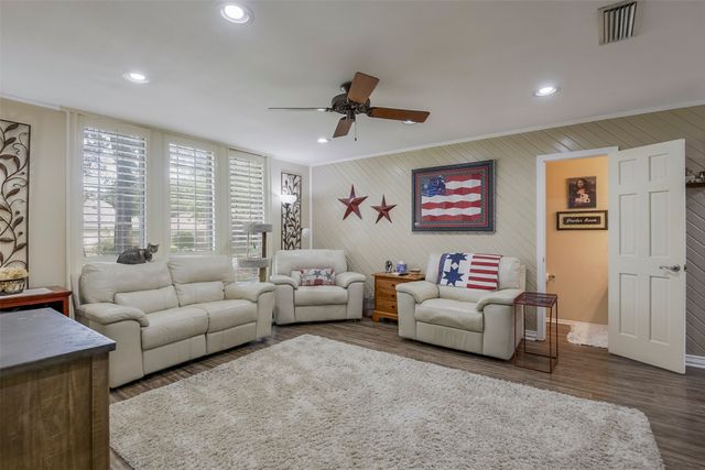 2010 Surrey Oaks Drive, Arlington, TX 76006