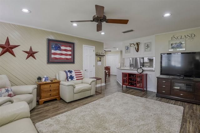 2010 Surrey Oaks Drive, Arlington, TX 76006