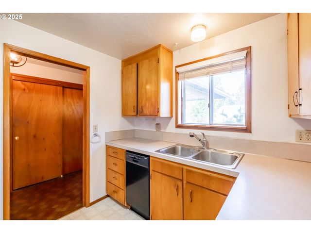 464 W CLACKAMAS Cir, Woodburn, OR 97071