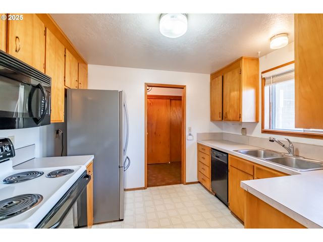 464 W CLACKAMAS Cir, Woodburn, OR 97071