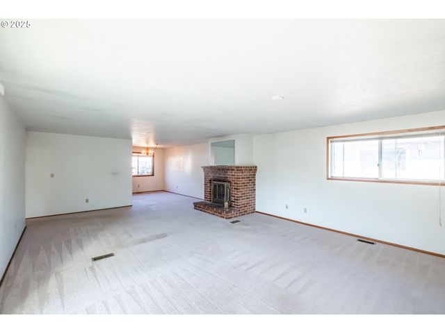 464 W CLACKAMAS Cir, Woodburn, OR 97071