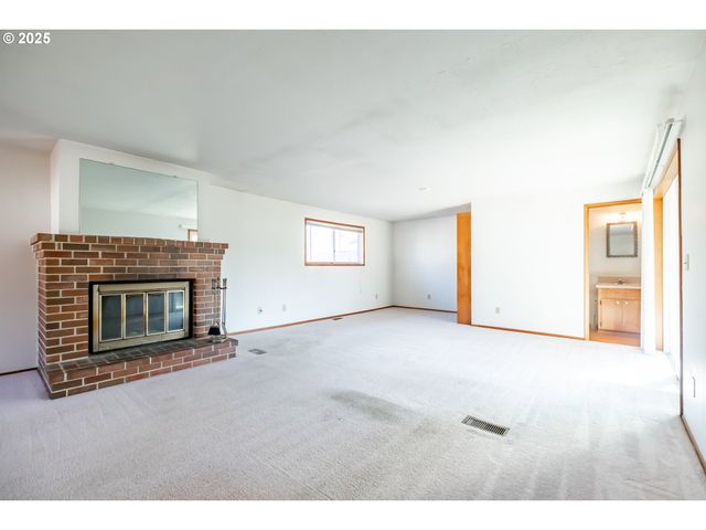 464 W CLACKAMAS Cir, Woodburn, OR 97071