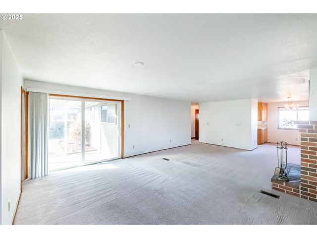 464 W CLACKAMAS Cir, Woodburn, OR 97071