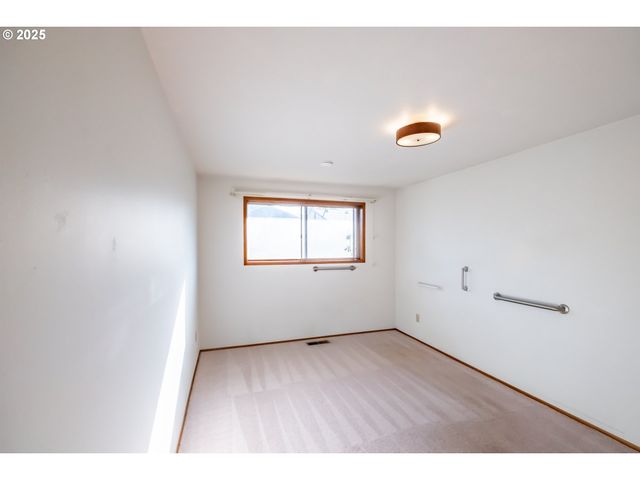 464 W CLACKAMAS Cir, Woodburn, OR 97071