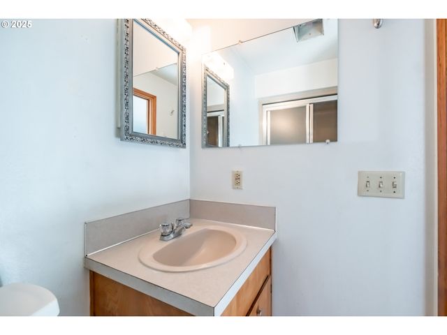 464 W CLACKAMAS Cir, Woodburn, OR 97071