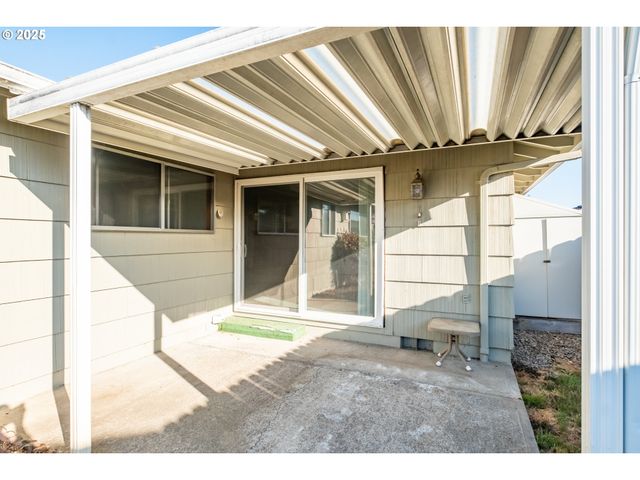 464 W CLACKAMAS Cir, Woodburn, OR 97071