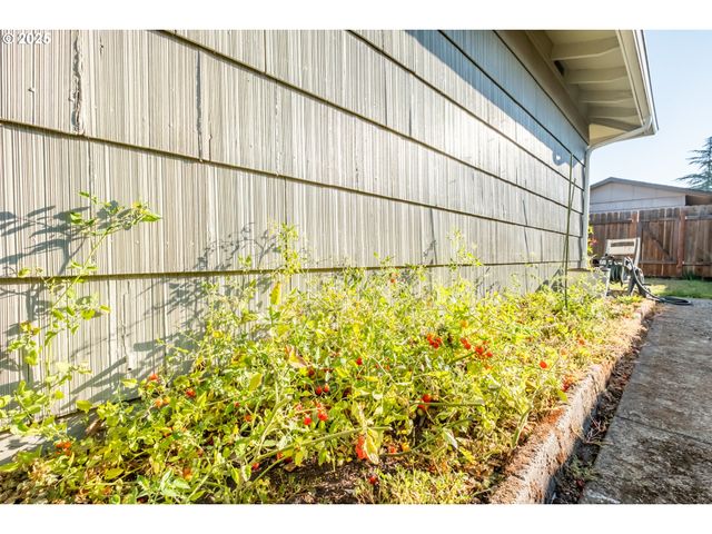 464 W CLACKAMAS Cir, Woodburn, OR 97071