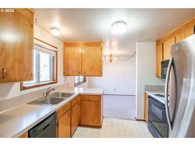 464 W CLACKAMAS Cir, Woodburn, OR 97071