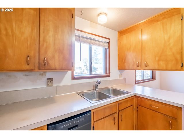 464 W CLACKAMAS Cir, Woodburn, OR 97071