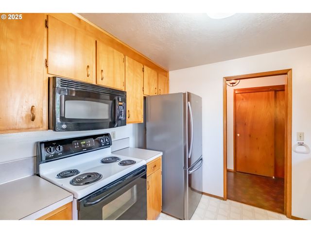 464 W CLACKAMAS Cir, Woodburn, OR 97071