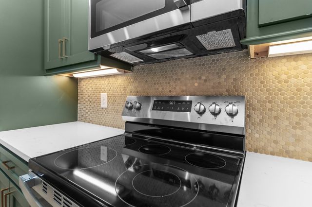 4 Dutch Dr, Clarksville, TN 37043