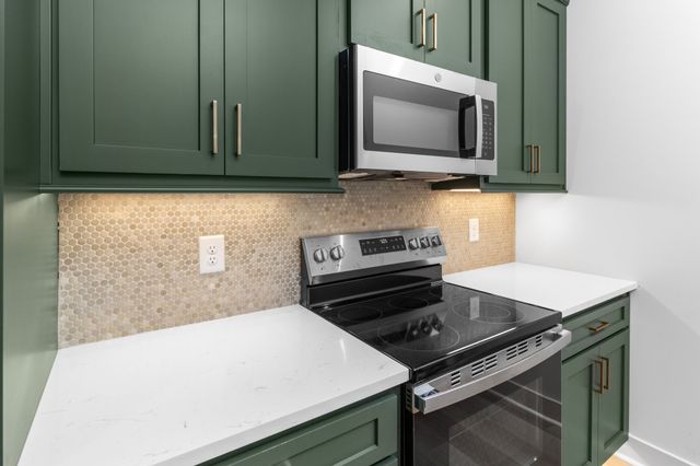 4 Dutch Dr, Clarksville, TN 37043