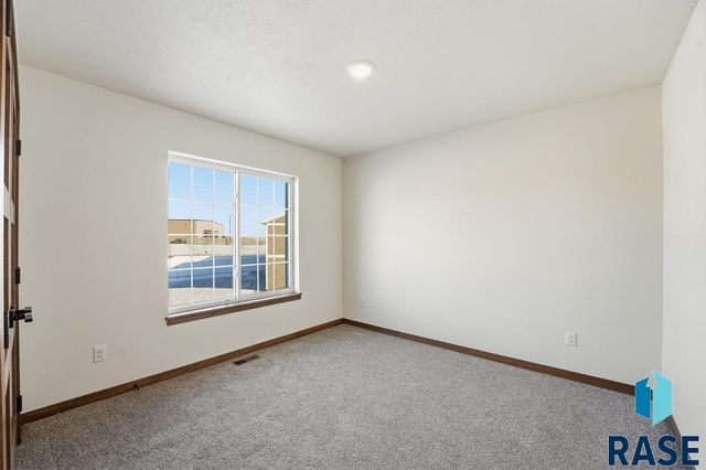 1263 N Marion Rd Road 2, Sioux Falls, SD 57107