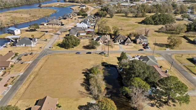 106 Mockingbird Lane, Bridge City, TX 77611