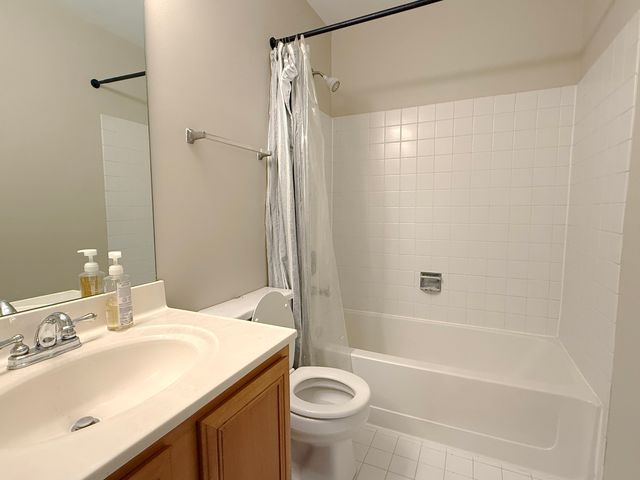 17791 W Salisbury Drive, Gurnee, IL 60031