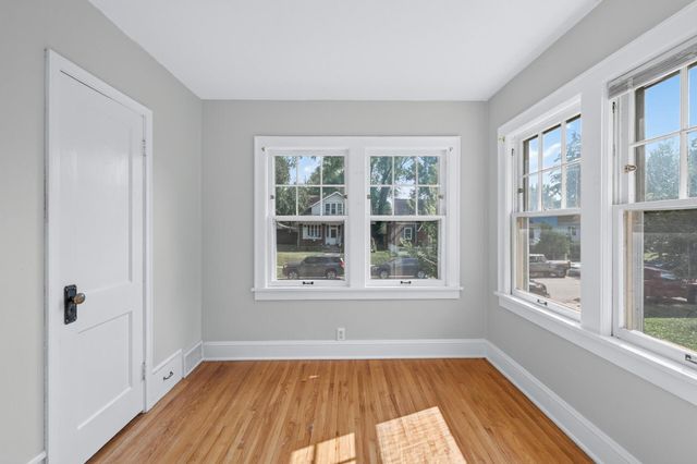 967 Rose Avenue E, Saint Paul, MN 55106