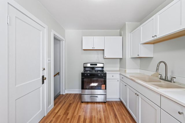 967 Rose Avenue E, Saint Paul, MN 55106