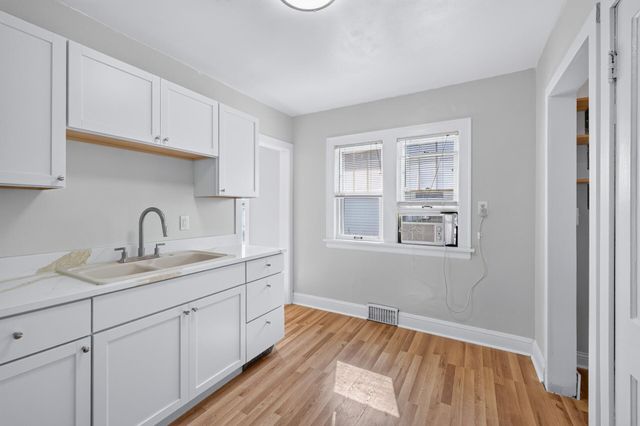 967 Rose Avenue E, Saint Paul, MN 55106
