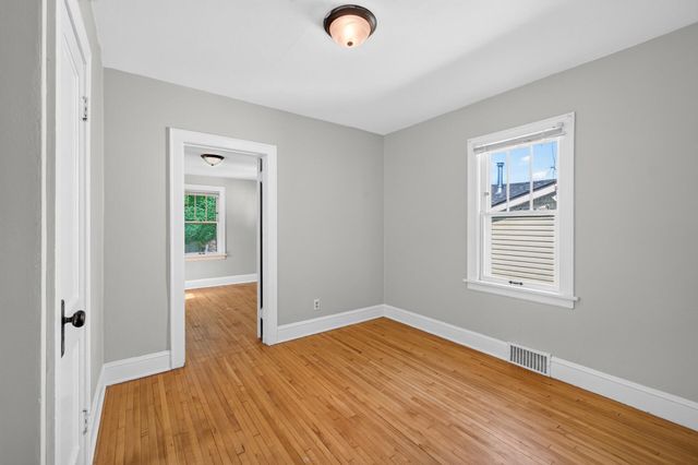 967 Rose Avenue E, Saint Paul, MN 55106