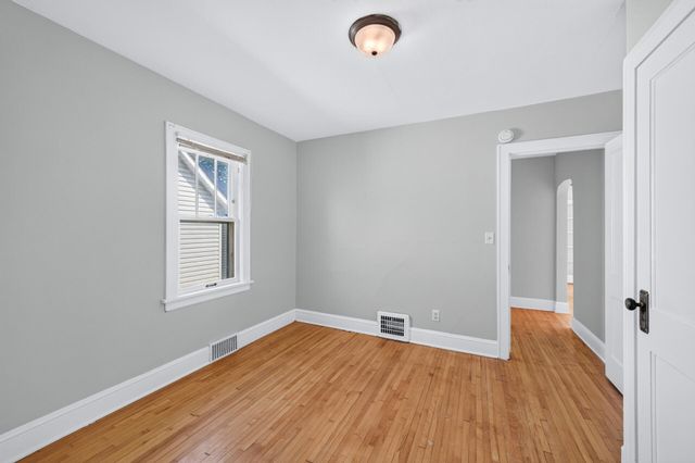 967 Rose Avenue E, Saint Paul, MN 55106