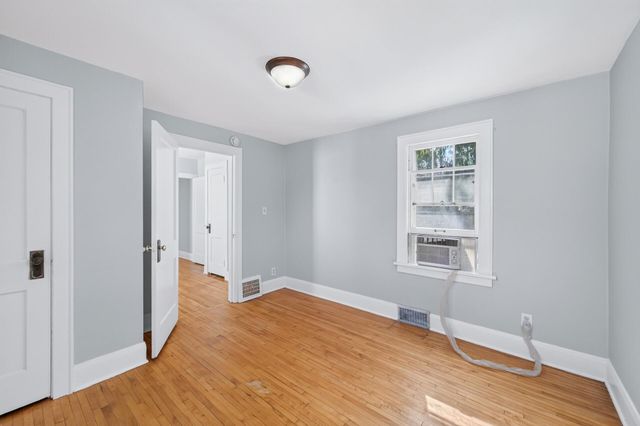 967 Rose Avenue E, Saint Paul, MN 55106