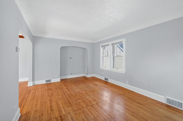 967 Rose Avenue E, Saint Paul, MN 55106