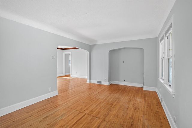 967 Rose Avenue E, Saint Paul, MN 55106