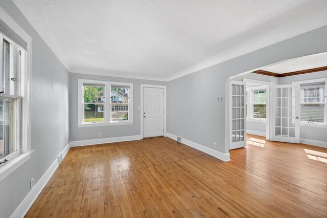 967 Rose Avenue E, Saint Paul, MN 55106