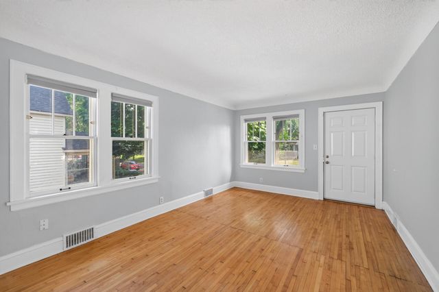 967 Rose Avenue E, Saint Paul, MN 55106
