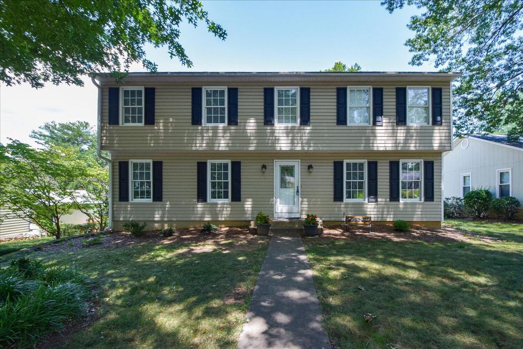1912 Stone Mill DR, Salem, VA 24153