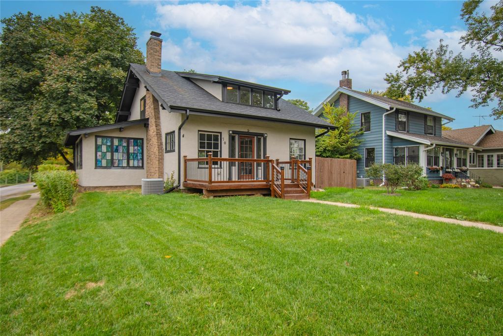 702 45th Place, Des Moines, IA 50312